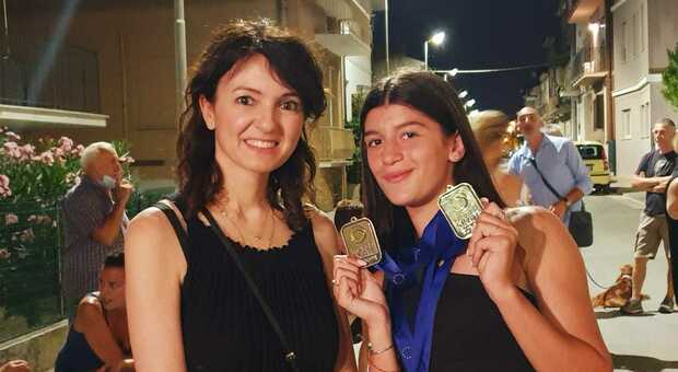 Giulia, bottino d'oro agli Europei di pattinaggio: il quartiere di Marina Picena fa festa alla sua beniamina