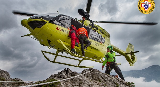 Vola per 50 metri sul monte Verzegnis, escursionista si ferma prima del salto: grave ma vivo
