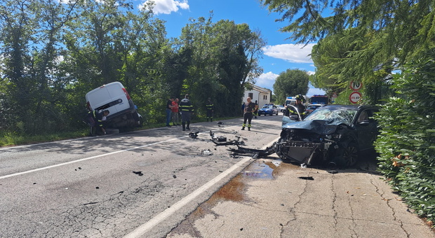 Schianto tra un'auto e un furgoncino: tanta paura, due giovani in ospedale