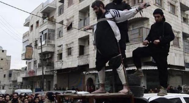 Orrore dell'Isis, uomo crocifisso e poi ucciso: «Era una spia»