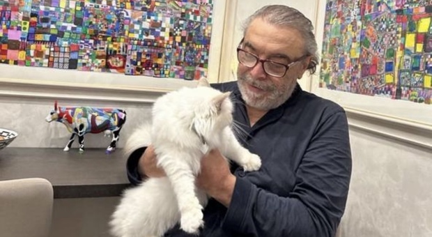 Nino Frassica con il gatto Hiro