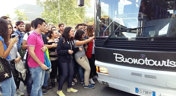 Odissea sui bus dal Cilento all'università, protesta e petizione degli studenti