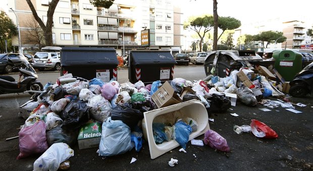 Roma, Natale tra i rifiuti: cassonetti colmi e strade invase