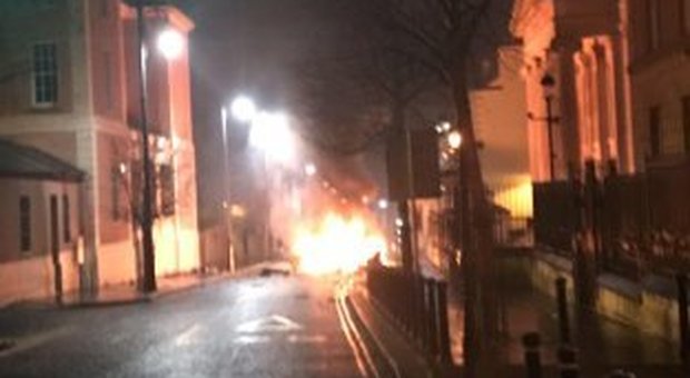 Irlanda del Nord, autobomba davanti al tribunale: torna l'incubo terrorismo