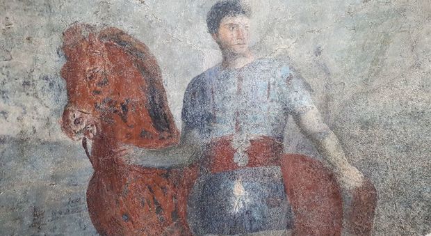 Il parco di Ostia Antica svela i tesori segreti dei depositi: affreschi di cavalieri e amanti