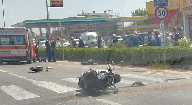 La motocicletta sulla statale Adriatica a Ponte Sasso dopo l'urto