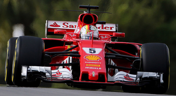 Sebastian Vettel con la sua Ferrari sulla pista di Sepang