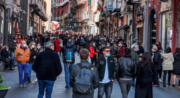Assembramenti a Napoli, in migliaia nelle strade: clima da liberi tutti, impossibili i controlli