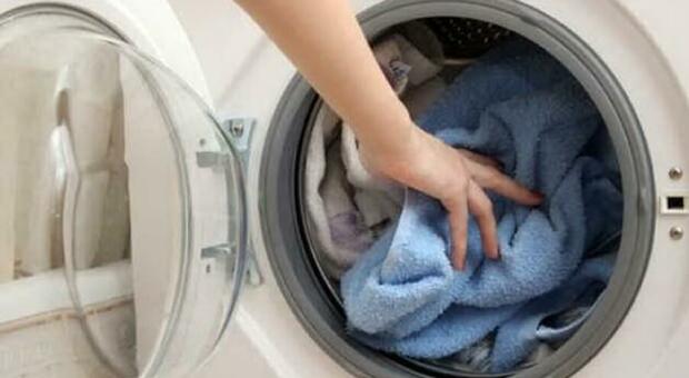 Mamma accende la lavatrice senza accorgersi che il figlio è dentro: bimbo trovato morto a fine lavaggio