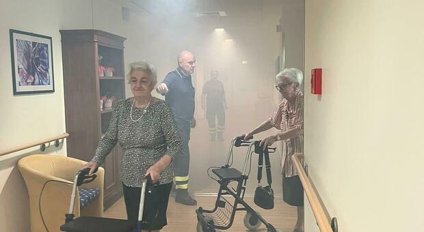 Allarme incendio alla casa di riposo di Monastier, gli anziani aiutati dai vigili del fuoco ad uscire ma è solo un'esercitazione