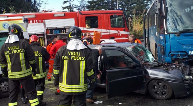Albano, auto in un fosso: conducente salvato dai vigili del fuoco