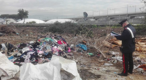 Spunta l'ennesima discarica abusiva: quattromila metri quadri colmi di rifiuti