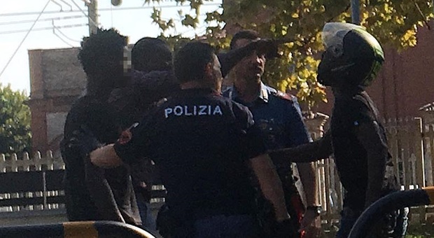 Pesaro, offrono droga al carabiniere in borghese: denunciati due pusher