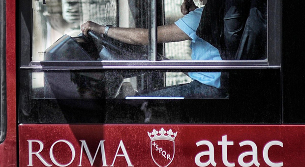 Roma, prende a pungni l'autista di un autobus di linea e scappa: è caccia all'uomo