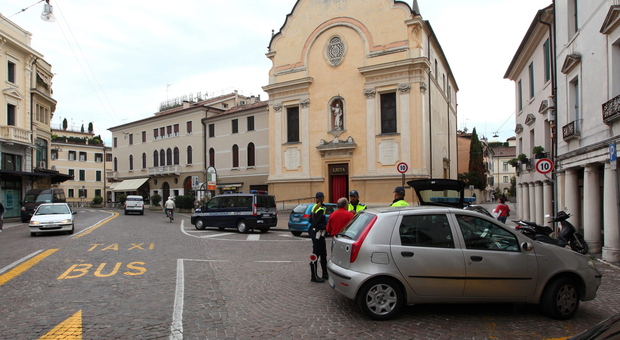 La polizia locale durante un controllo in piazza San Leonardo a Treviso