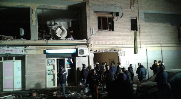 Caivano, esplosione in un condominio per fuga di gas: quattro feriti, uno è grave