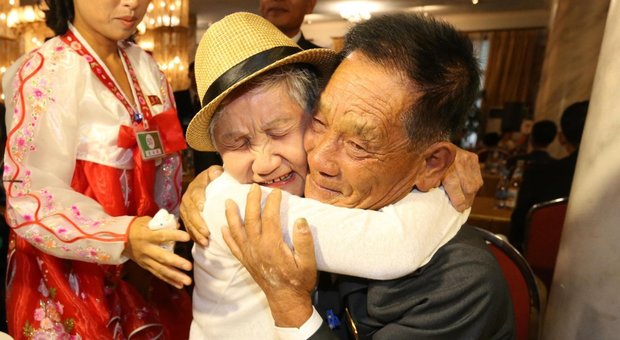 Le famiglie coreane divise dalla guerra riunite dopo 60 anni