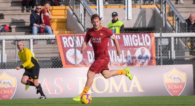 Francesco Totti in campo con Candela e Delvecchio: sfida i piloti della Formula E (Foto As Roma/Twitter)