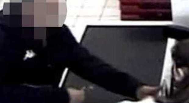 Rapina al supermarket nel Napoletano, il bandito punta la pistola in faccia alla cassiera