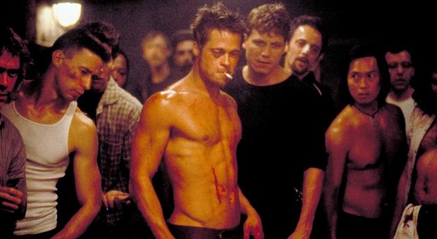 Brad Pitt in una scena del film Fight Club