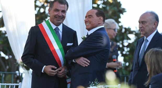 Forza Italia, pressing su Berlusconi: «I vertici della Campania vanno azzerati»