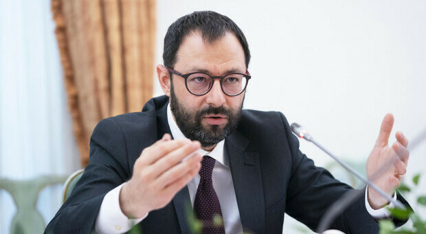 Covid, Patuanelli: «Il blocco licenziamenti finirà il primo gennaio, proroga impensabile»