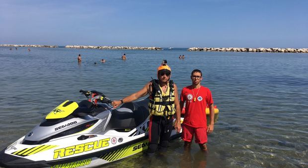 Malore sulla spiaggia di Fiorenzuola Turista salvata con l'acquascooter