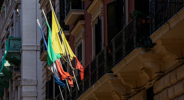 Comune di Napoli, neppure un euro per ricomprare le bandiere