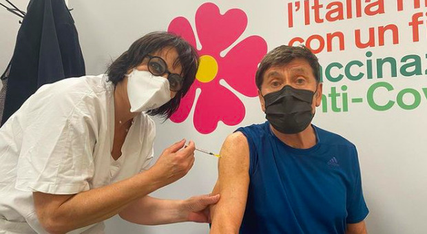 Gianni Morandi, il vaccino contro il Covid a due mesi dall'incidente dal fuoco: «Finalmente»