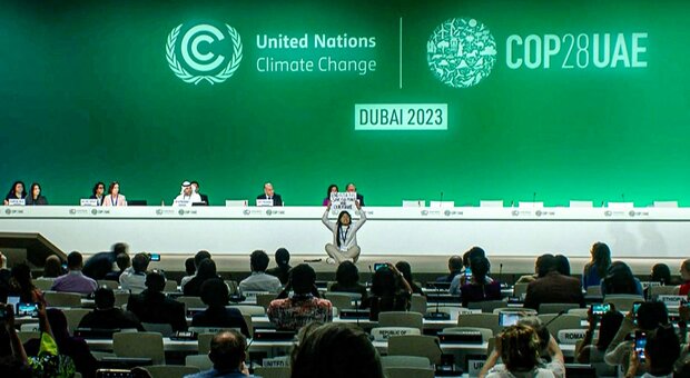 Cop28, accordo storico: «Abbandonare i combustili fossili, entro il 2050 la neutralità dal carbonio»