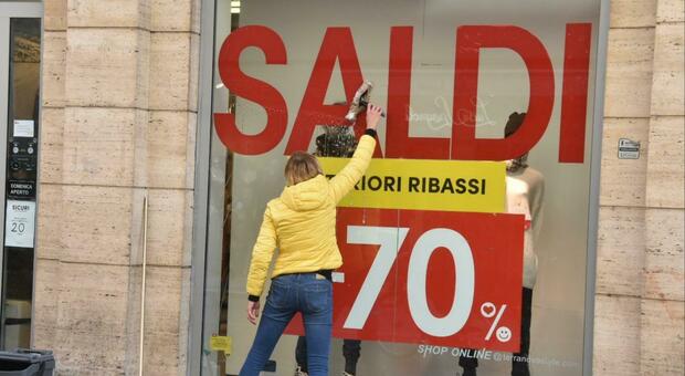 Saldi, cominciano oggi 4 gennaio le vendite di capi e prodotti scontati