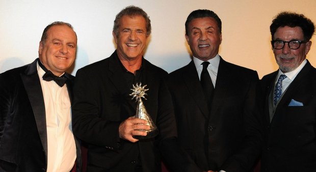 Gibson e Stallone, che coppia! E la Napoli dei «Falchi» trionfa a Hollywood