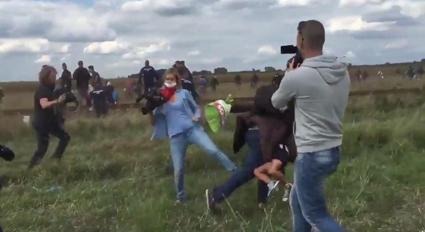 Ungheria, condannata a tre anni di libertà vigilata l'operatrice tv che fece lo sgambetto a un migrante con il bimbo in braccio
