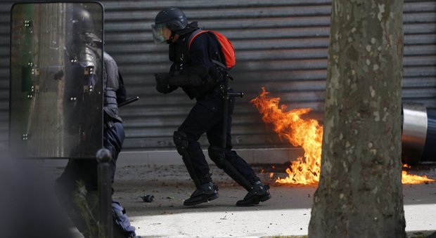 Parigi, scontri fra black bloc e polizia: molotov sugli agenti, tre feriti