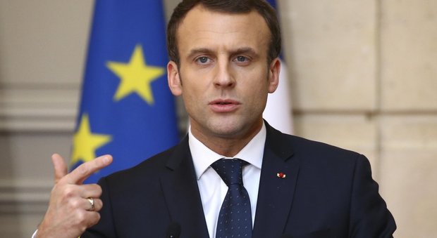 Francia, stretta sull'immigrazione: Macron chiude ai migranti economici