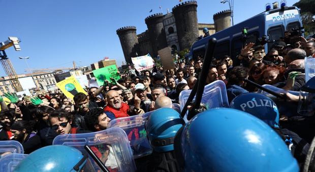 Napoli, alta tensione al Plebiscito: contatto tra polizia e manifestanti