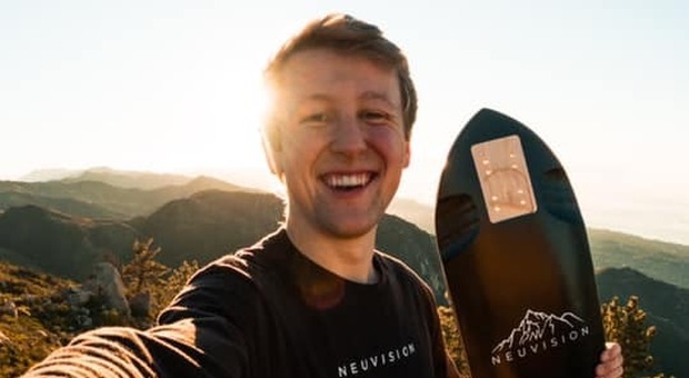 Islanda, lo skater star di YouTube Josh Neuman muore in un incidente aereo: aveva 22 anni