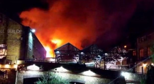 Londra, brucia Camden Market paura tra i residenti: gravi danni