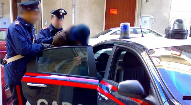 Vomero, strappa un collier a una donna sotto gli occhi dei carabinieri: preso