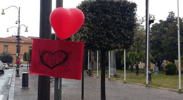 Cuori, palloncini e messaggi d'amore in piazza: la love story del Duemila