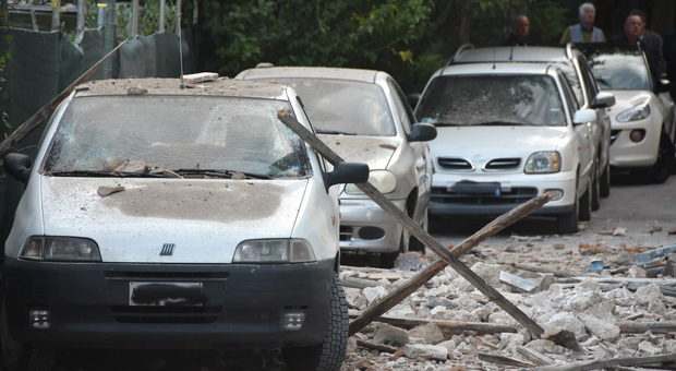 Ferentillo, crolla tetto di una chiesa danneggiate alcune autovetture
