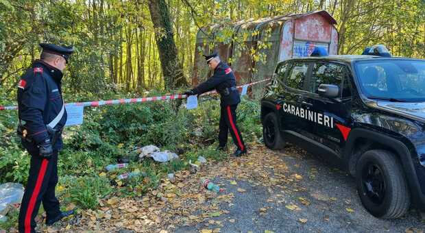 Abbandonano i rifiuti, i carabinieri risalgono agli autori e li multano