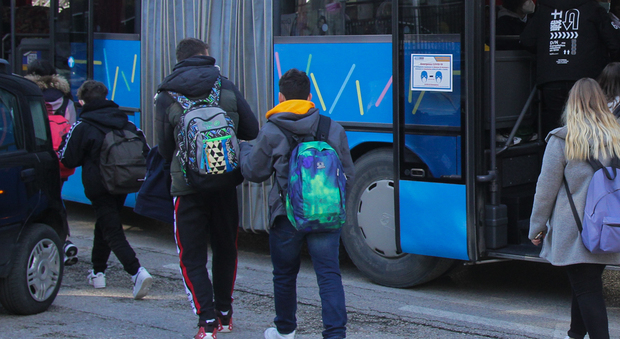 Il sindaco di Petritoli agli alunni negli scuolabus: «Troppo caos, fate attenzione anche a chi guida»