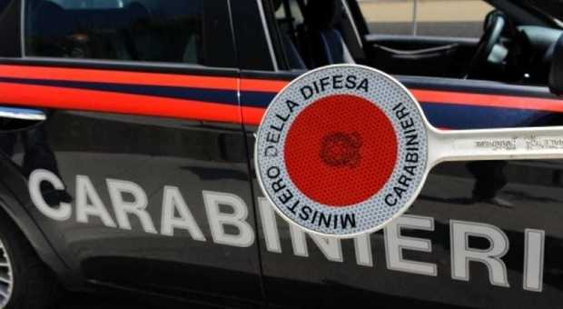 Sfrattata e sgomberata da casa, minaccia i carabinieri con il coltello