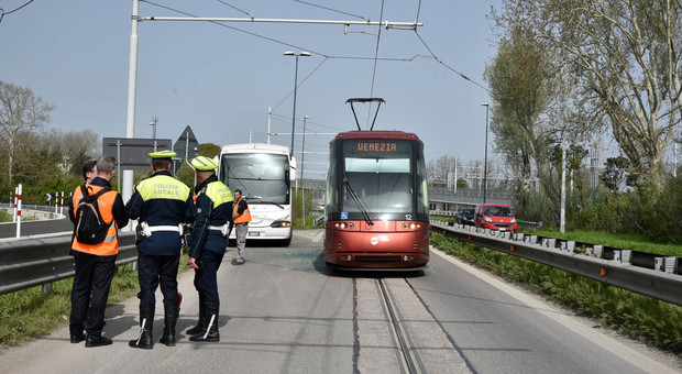 I vigili urbani e i tecnici del tram sul luogo di uno degli incidenti verificatisi in questi anni di attività del convoglio rosso
