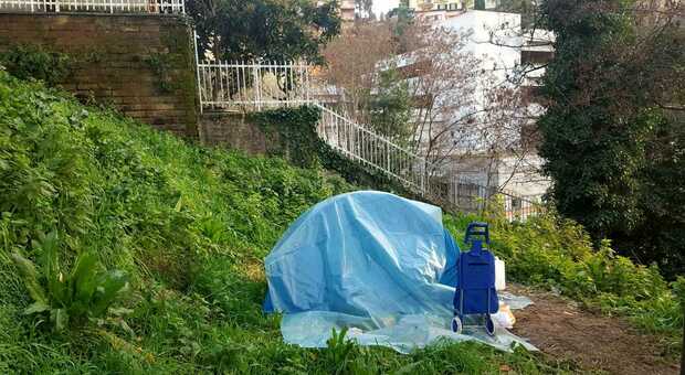 Vive in una tenda, ma fa podcast sulla piscologia: Mariano il senzatetto-filosofo accampato in un parco di Frosinone