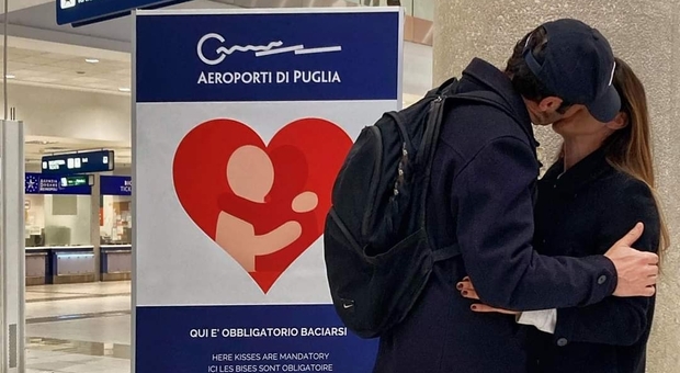 “Obbligatorio baciarsi”: i cartelli negli aeroporti di Bari e Brindisi