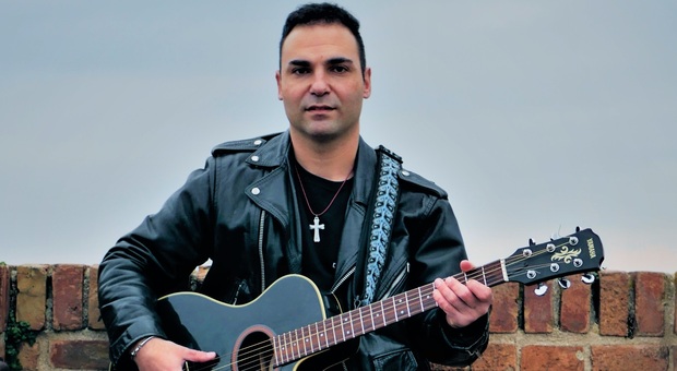 Cristiano Coppa è originario di Rosora dove è nato 39 anni fa. Insegna religione all’istituto Cuppari Salvati di Jesi e compone canzoni heavy metal