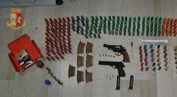 Armi e non solo nel bagagliaio: la Polizia arresta un uomo e una donna con kalashnikov e munizioni