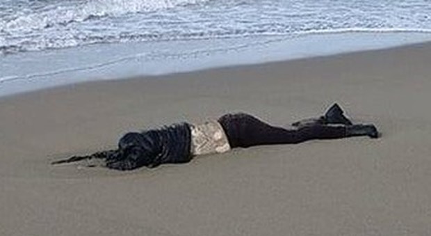 Cadavere in spiaggia a Paestum, scoperta l'identità dopo due mesi